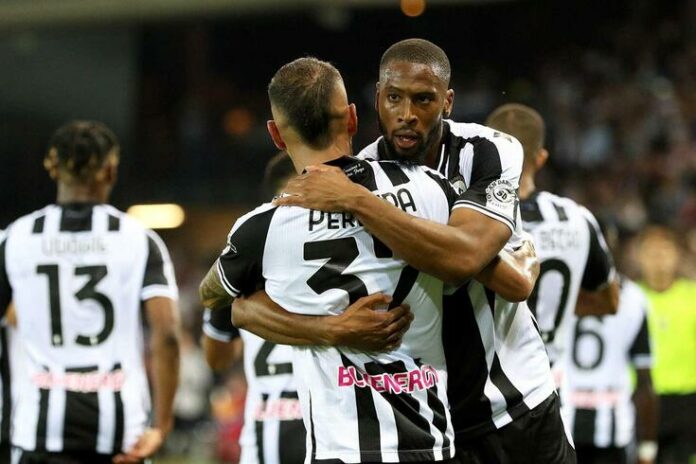 Roberto Pereyra abraza a Beto