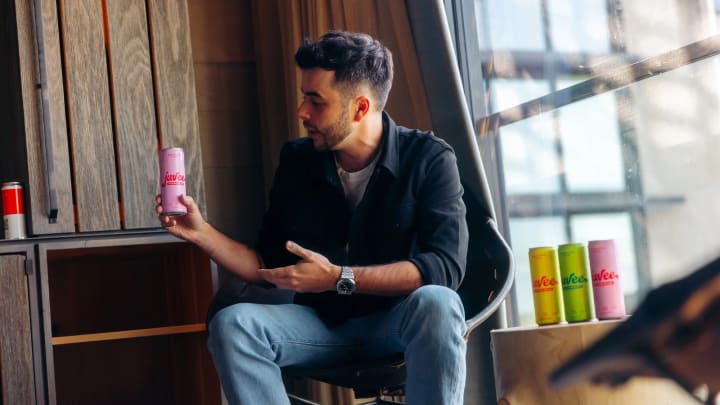 Matthew "Nadeshot" Haag ha lanzado su empresa de bebidas "rejuvenecedoras", Juvee. Matthew "Nadeshot" Haag ha lanzado su empresa de bebidas "rejuvenecedoras", Juvee.