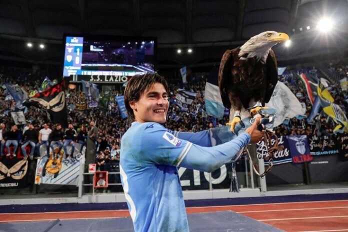 Luka Romero posa con el águila del Lazio tras su victoria ante el Monza