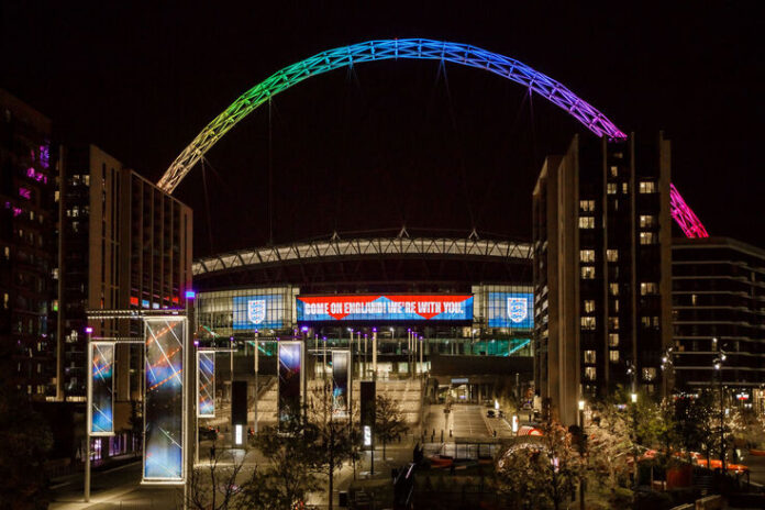 El estadio de Wembley se engalana con los colores del arco iris durante el Inglaterra-Estados Unidos