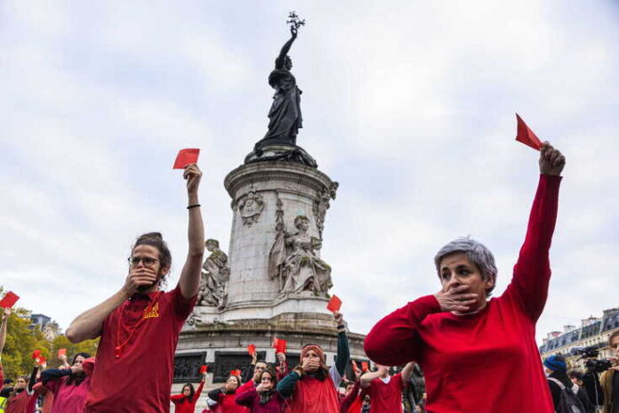 epa10316208 Miembros de los activistas medioambientales franceses denominados 