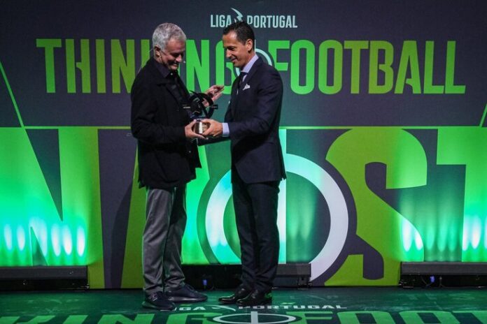 José Mourinho y Pedro Proença