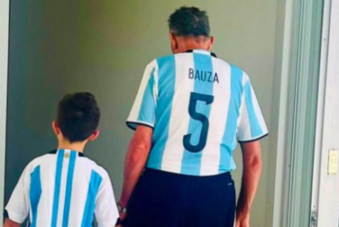 El ex seleccionador nacional sufre de Alzheimer y toca a Argentina