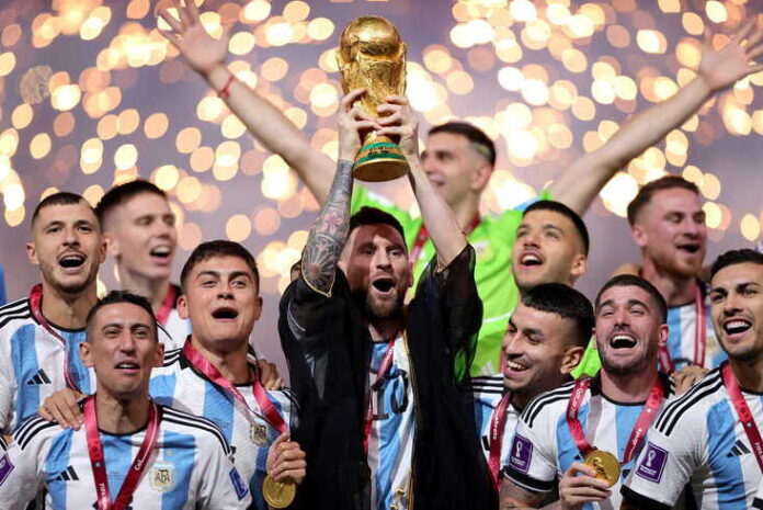 Messi levanta la Copa del Mundo'2022