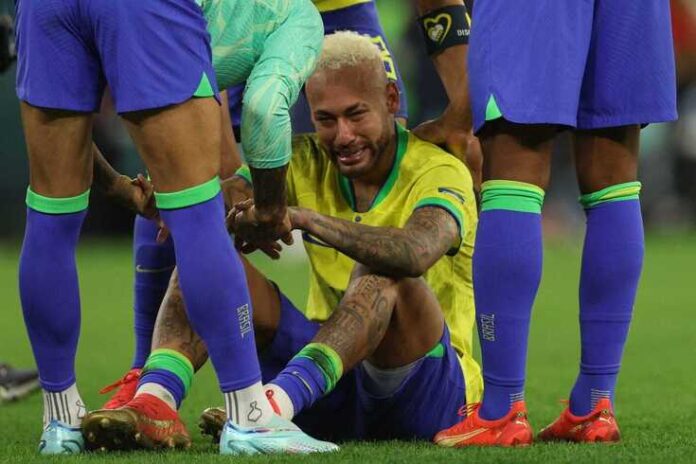 Neymar llora, sentado en el suelo, tras la eliminación de Brasil