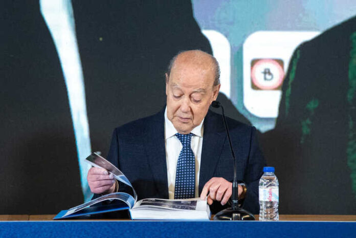 Pinto da Costa con la fotobiografía Largos años tienen 14.600 días