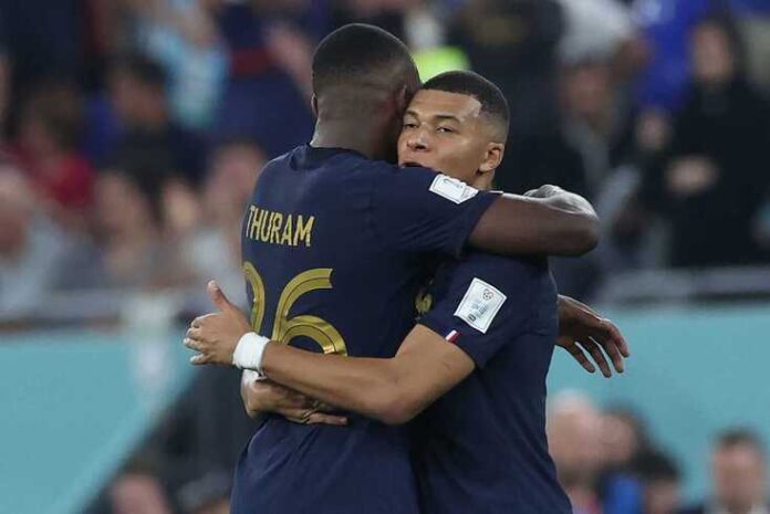 Marcus Thuram y Kylian Mbappé