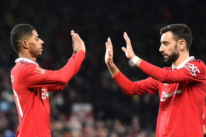 Rashford lo celebra con Bruno Fernandes